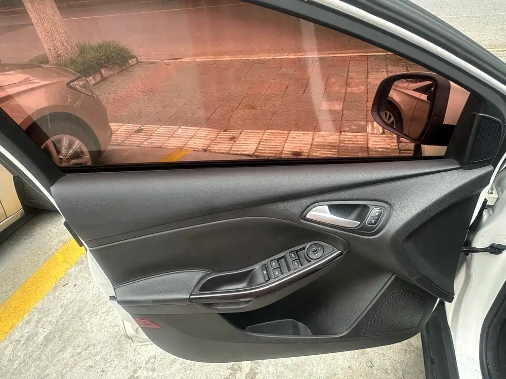Ford Focus 2018 — фото 11