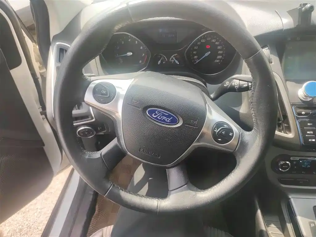 Ford Focus 2014 — фото 11