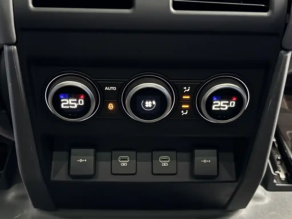 Land Rover Defender 2021 — фото 14