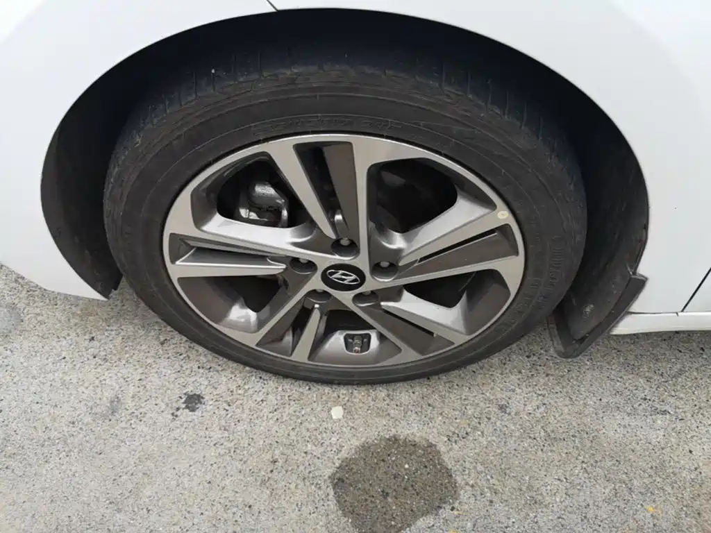 Hyundai Elantra 2018 — фото 23