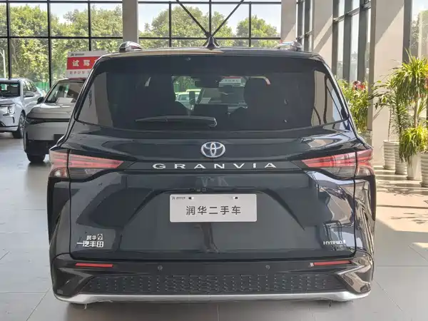 Toyota Granvia 2023