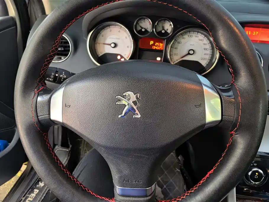 Peugeot 408 2014 — фото 15