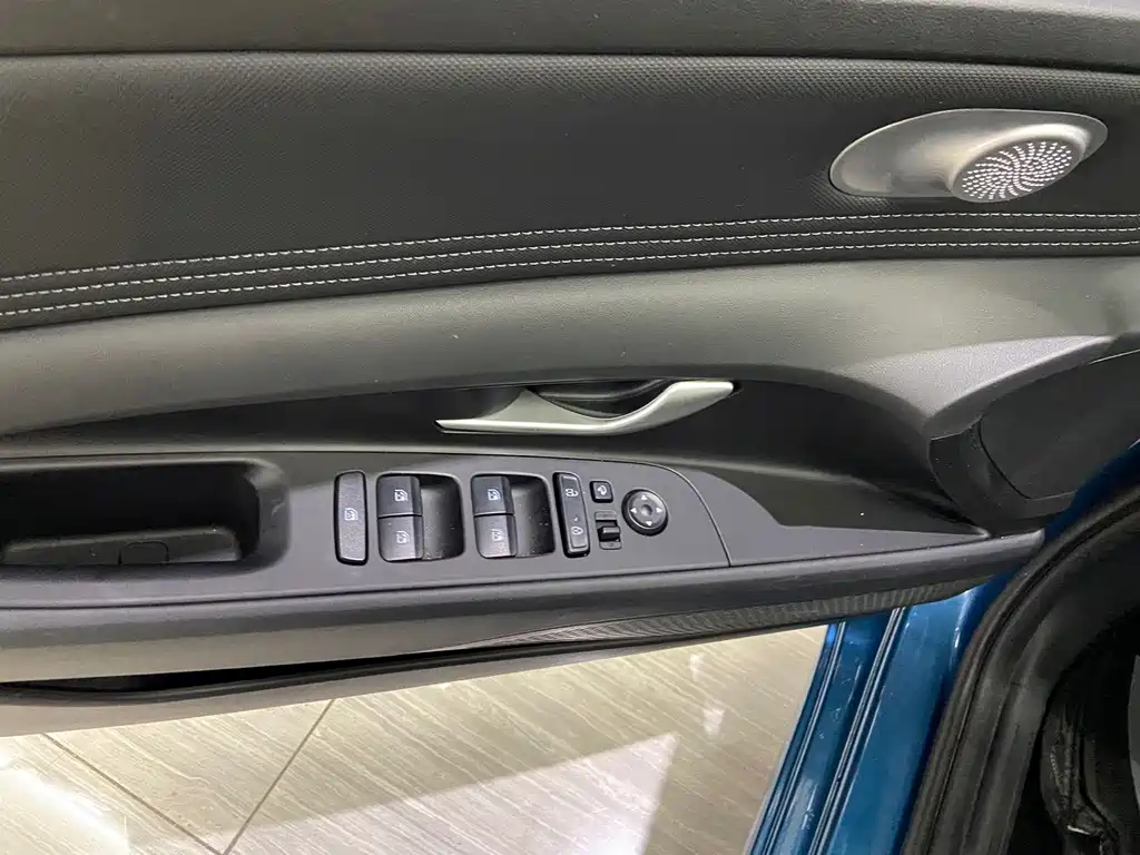 Hyundai Elantra 2023 — фото 16