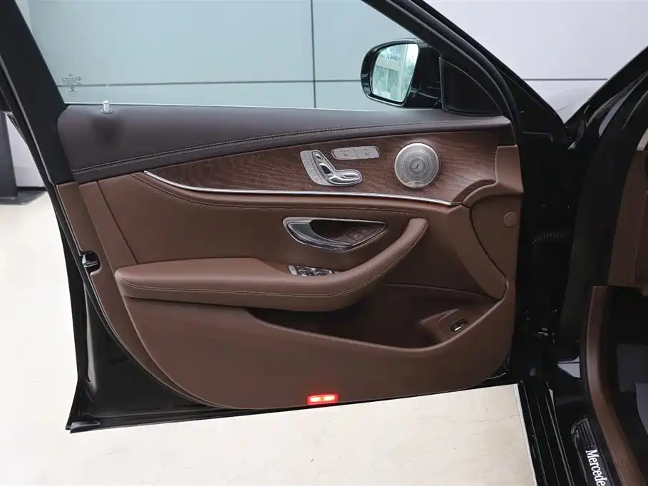 Mercedes-Benz E-Class 2023 — фото 10