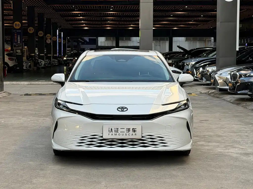 Toyota Camry 2025 — фото 2