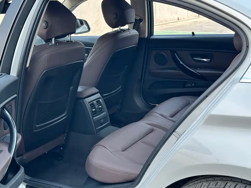 BMW 3 Series 2019 — фото 14