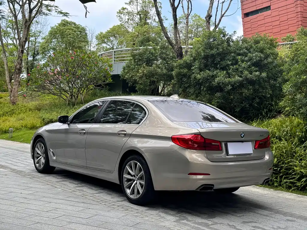 BMW 5 Series 2017 — фото 9