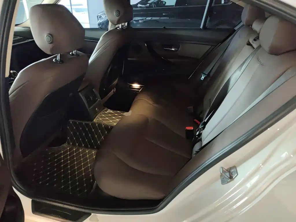 BMW 3 Series 2019 — фото 13