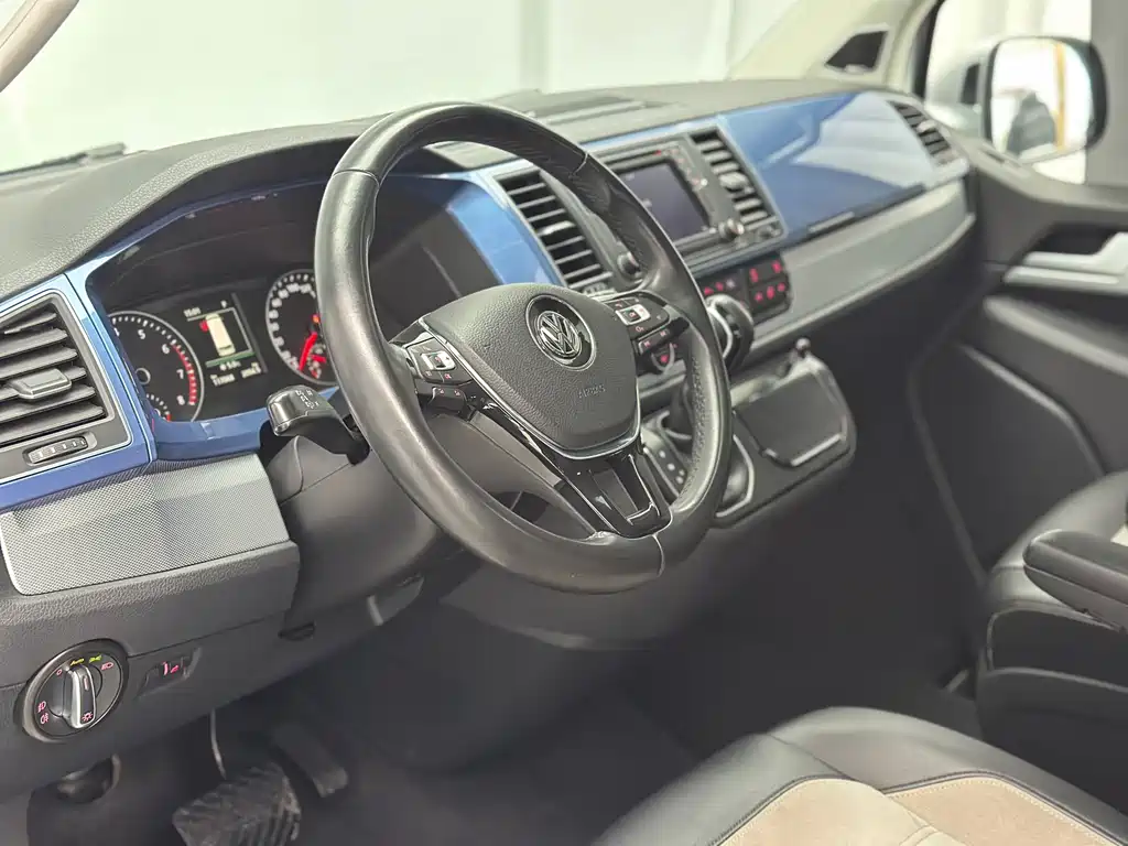 Volkswagen Multivan 2018 — фото 17