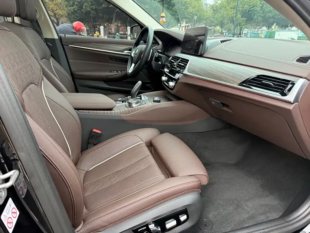BMW 5 Series 2023 — фото 11