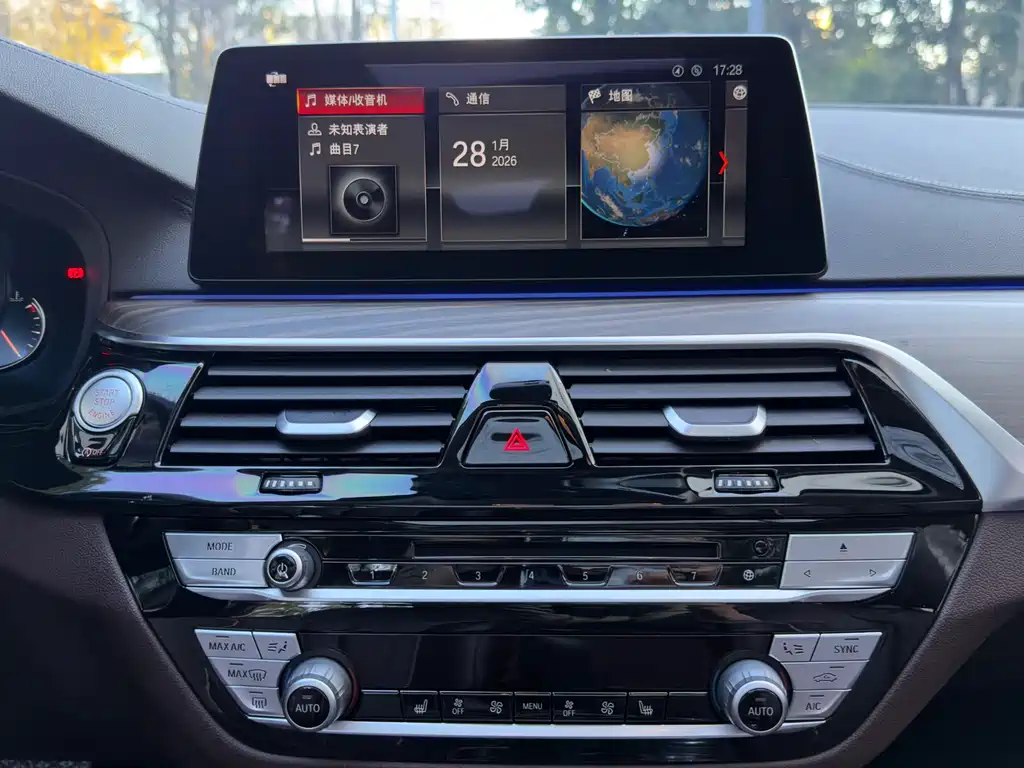 BMW 5 Series 2018 — фото 22