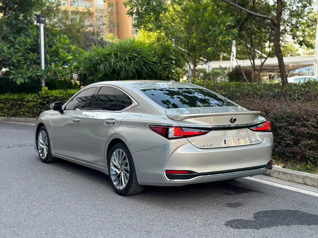 Lexus ES 2021 — фото 16