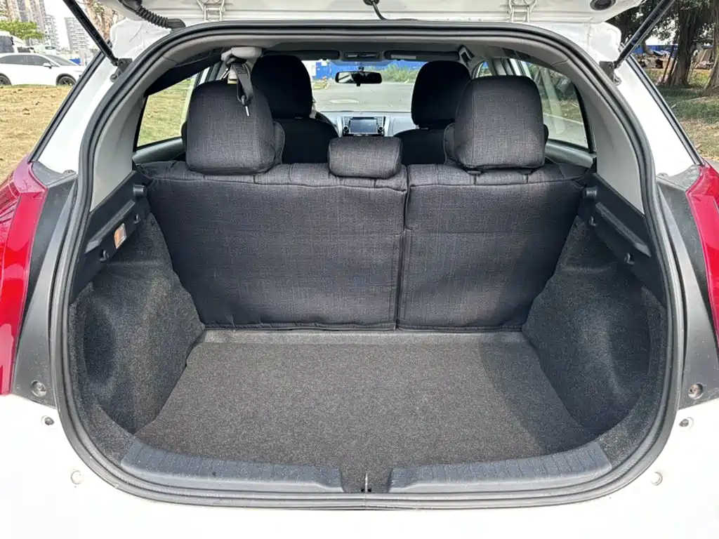 Toyota Yaris L 2015 — фото 10