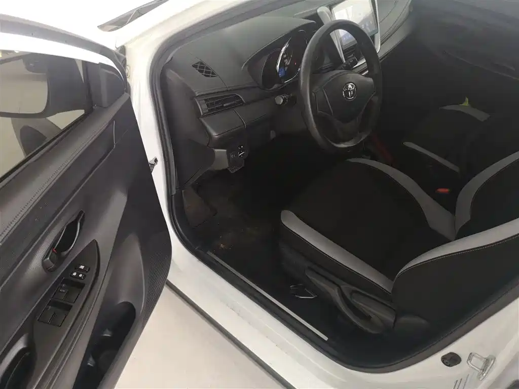 Toyota Yaris L 2020 — фото 12