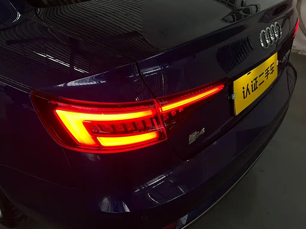 Audi A4L 2018 — фото 17