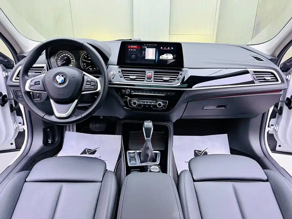 BMW 1 Series 2018 — фото 9