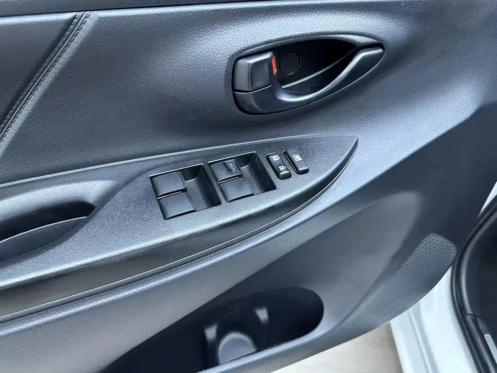 Toyota Yaris L 2023 — фото 14