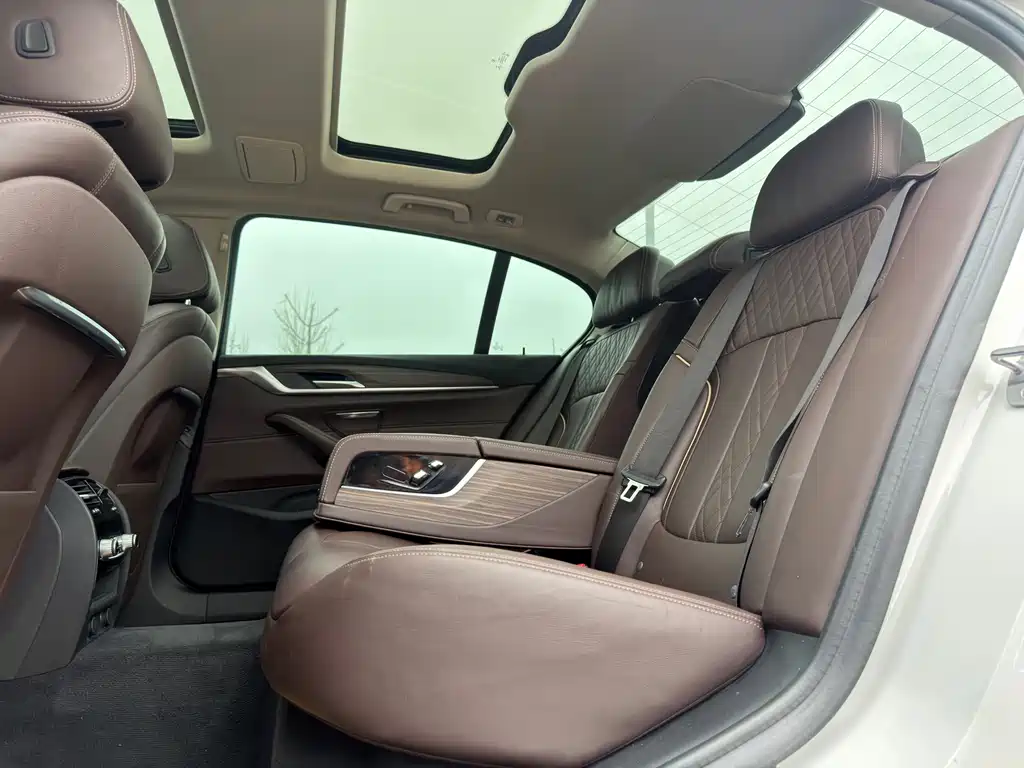 BMW 5 Series New Energy 2019 — фото 18