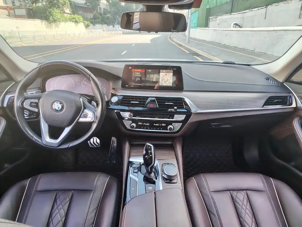 BMW 5 Series 2019 — фото 13