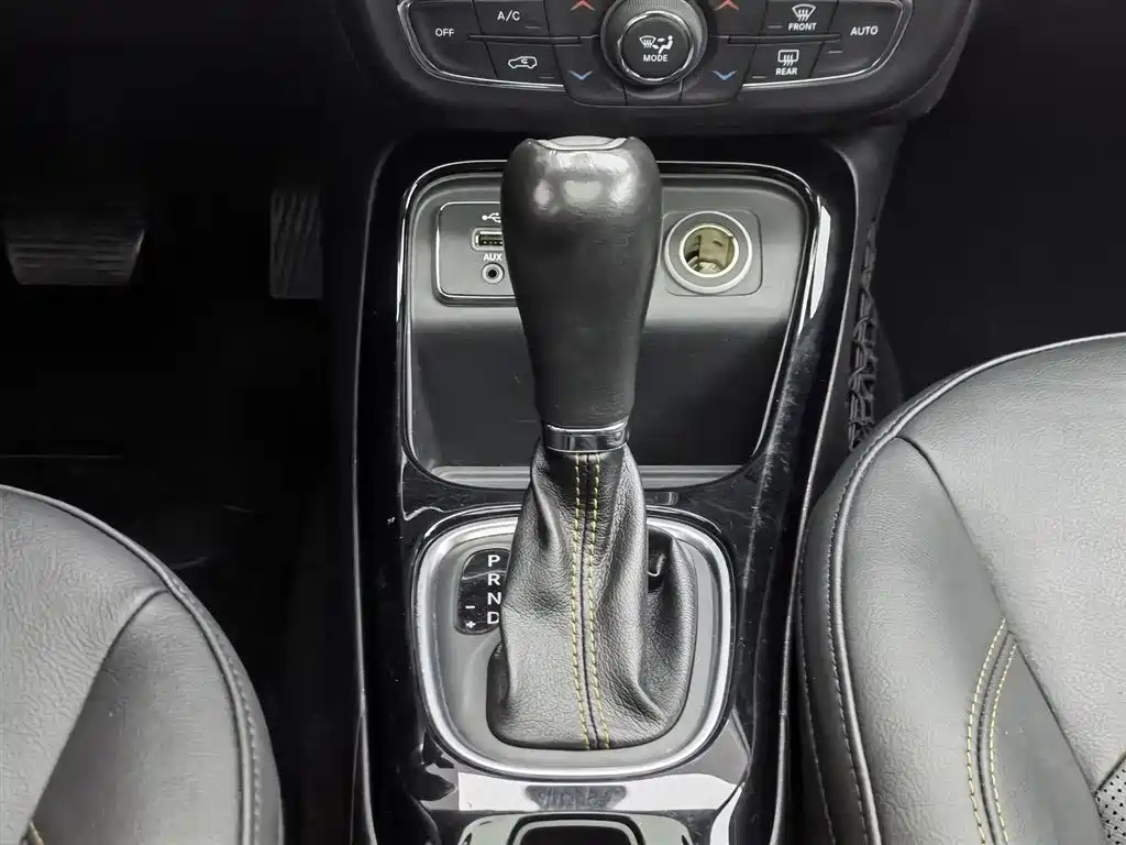 Jeep Compass 2018 — фото 13