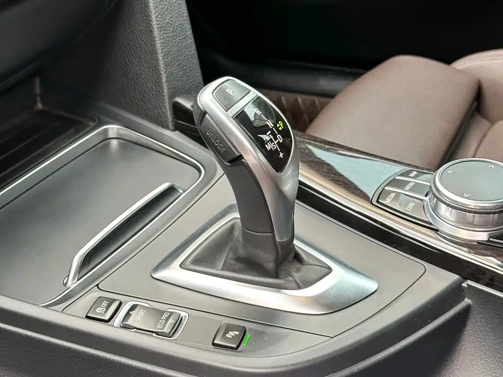 BMW 3 Series 2018 — фото 13