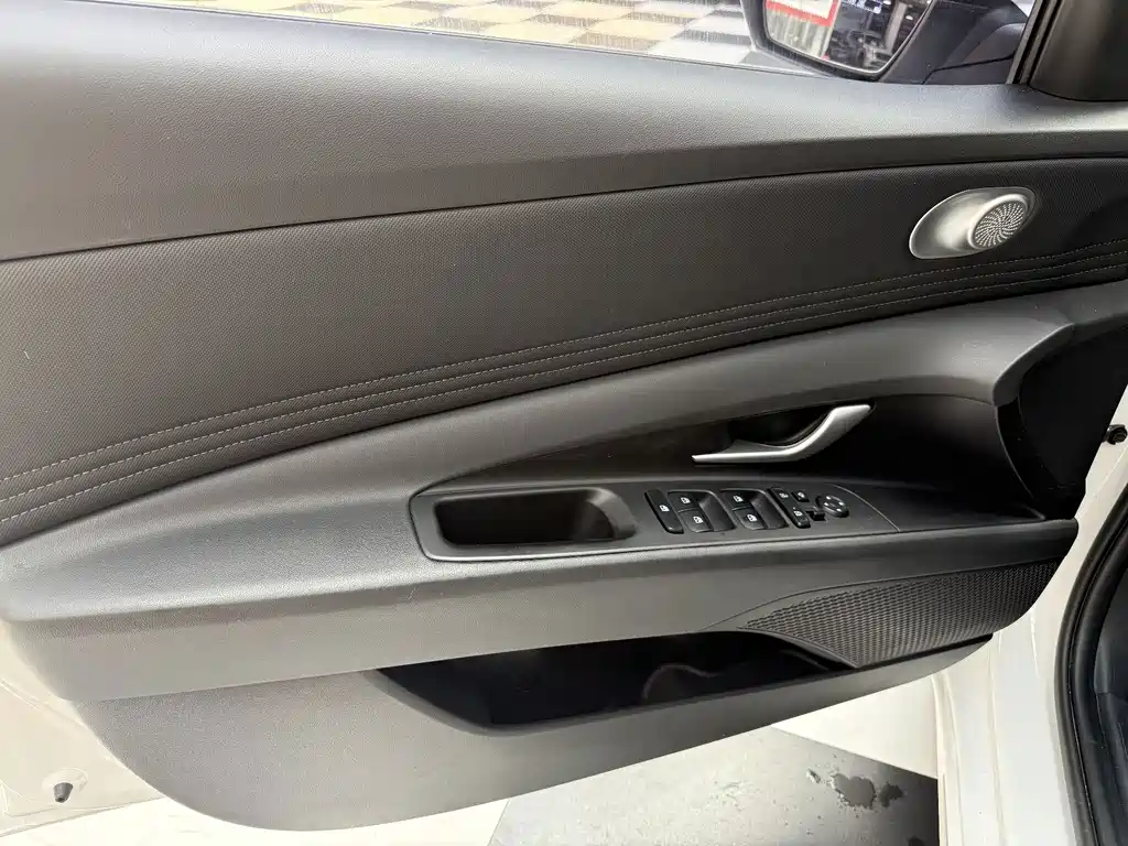 Hyundai Elantra 2023 — фото 11