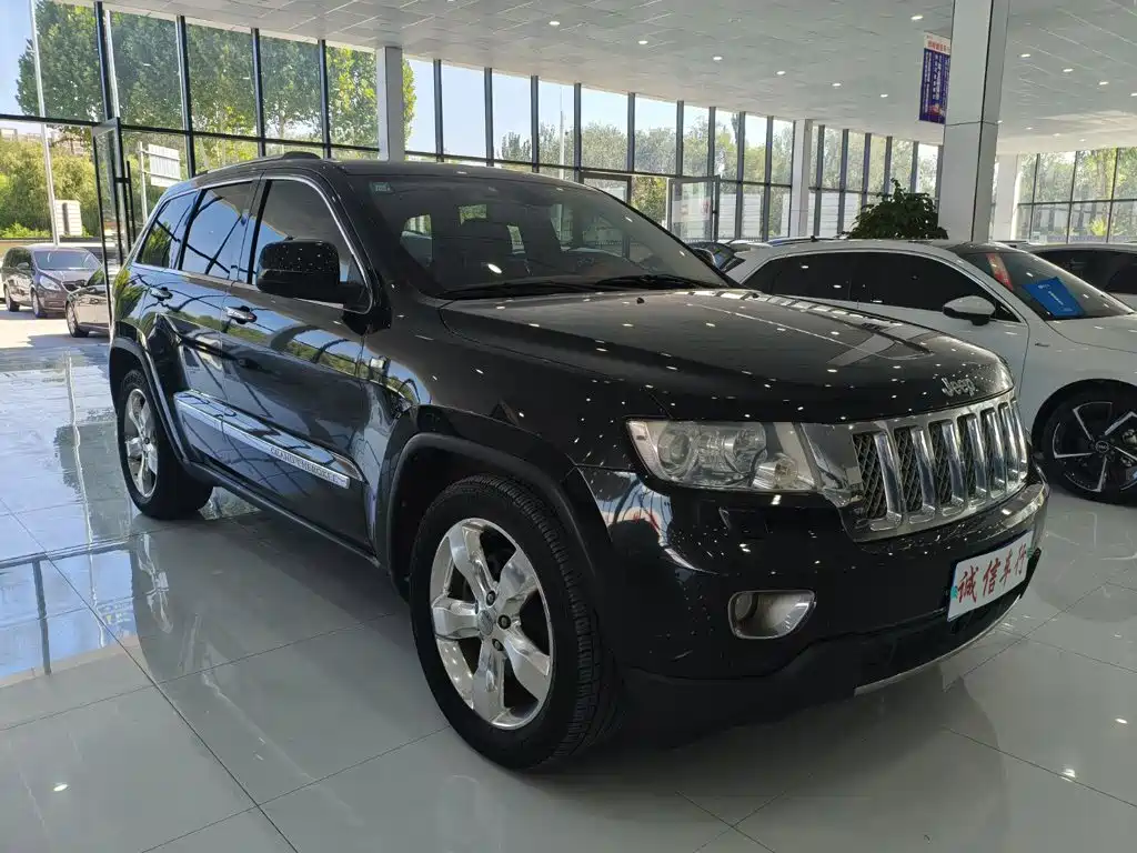 Jeep Grand Cherokee 2012 — фото 3