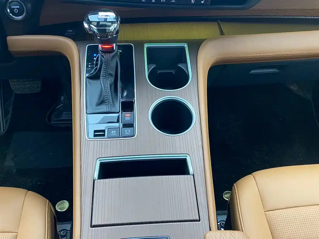 Toyota Granvia — фото 22