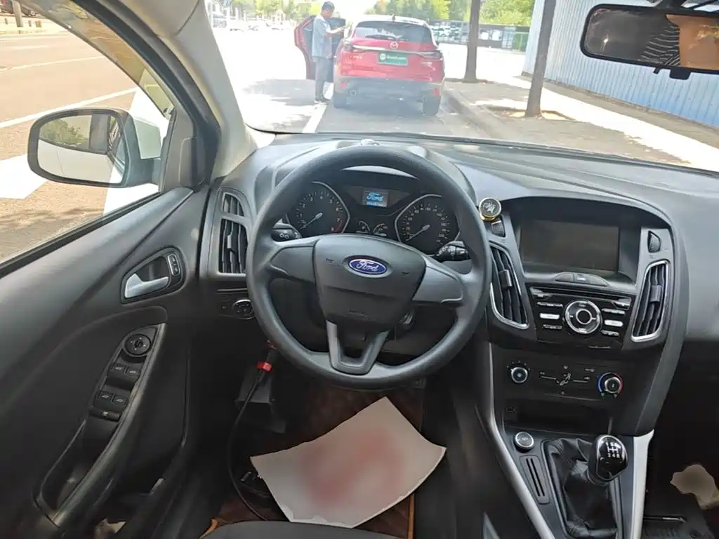 Ford Focus 2017 — фото 11