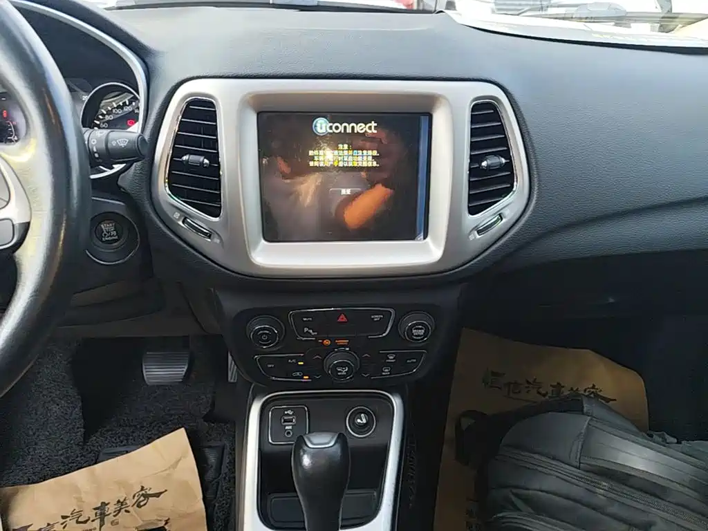 Jeep Compass 2018 — фото 13