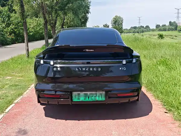 Lynk & Co Z10 2025