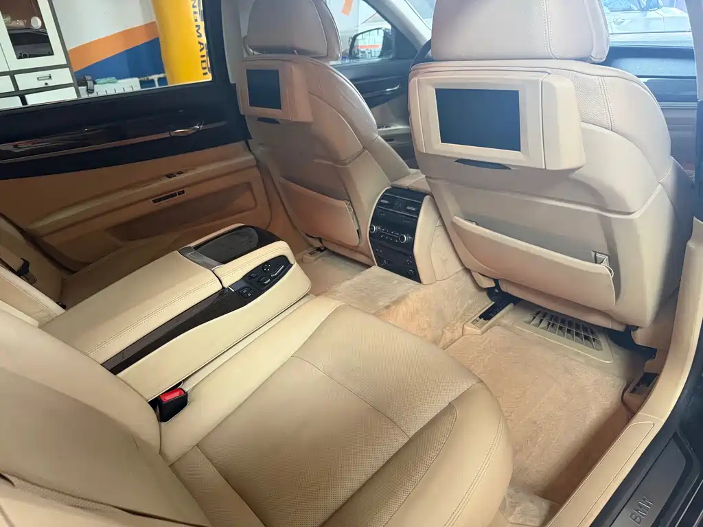 BMW 7 Series 2012 — фото 14