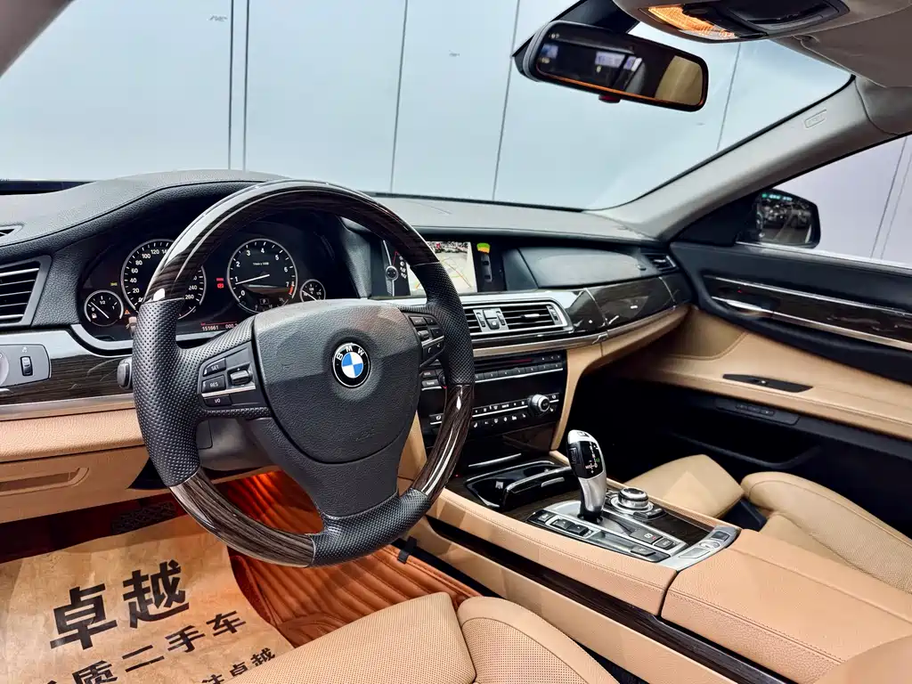 BMW 7 Series 2010 — фото 8