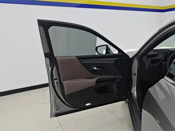 Lexus ES 2022