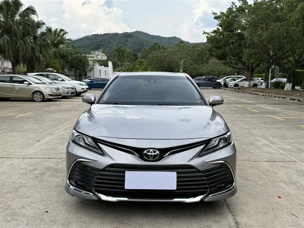 Toyota Camry 2023 — фото 2
