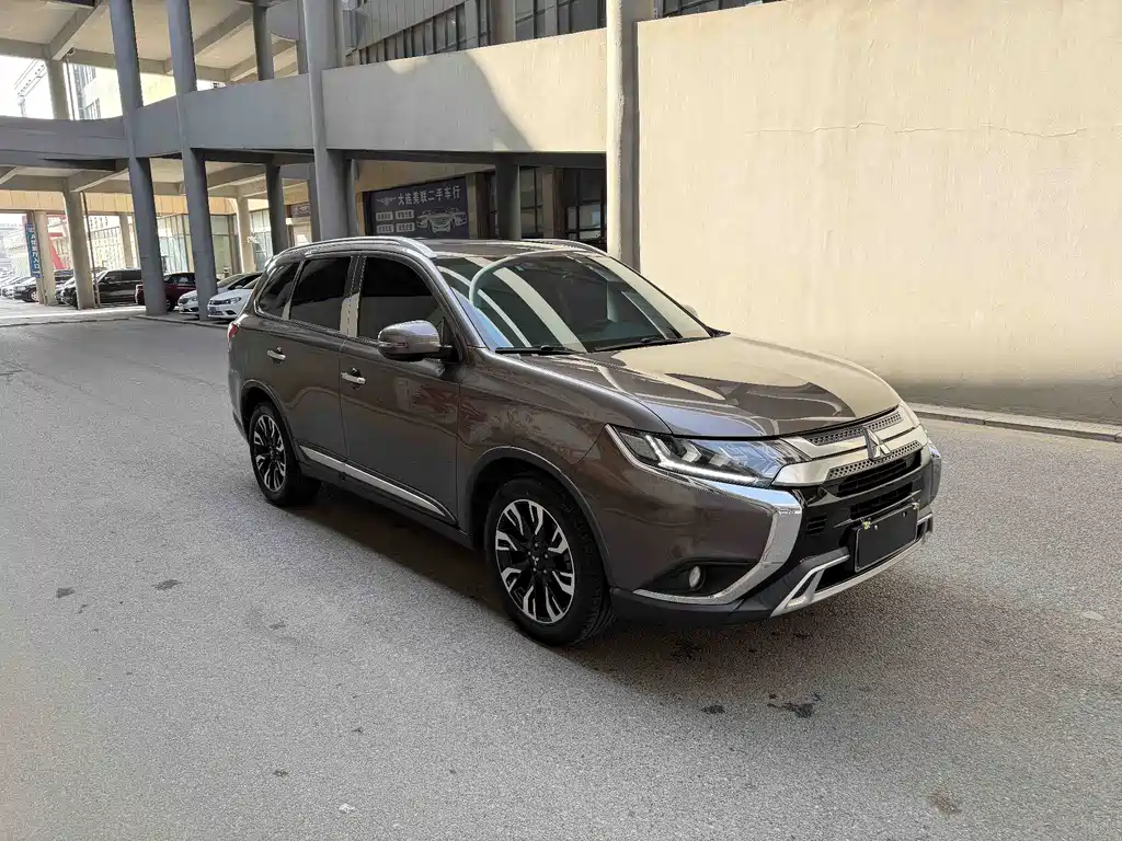 Mitsubishi Outlander 2019 — фото 3
