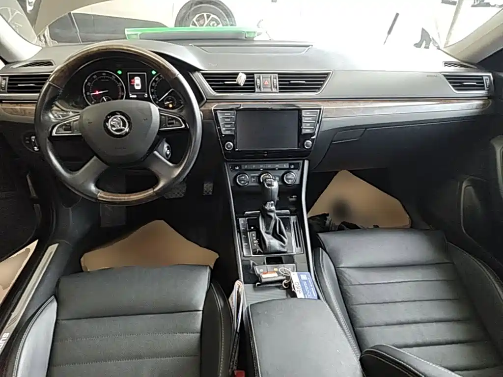Skoda Superb 2017 — фото 10