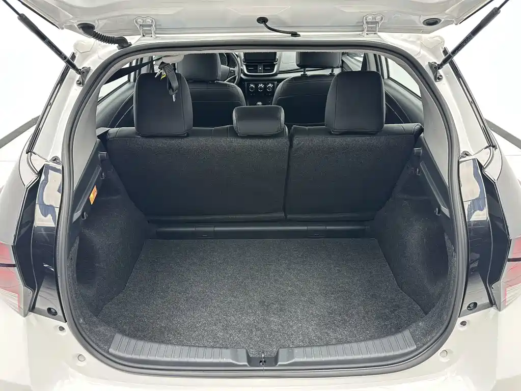 Toyota Yaris L 2023 — фото 16