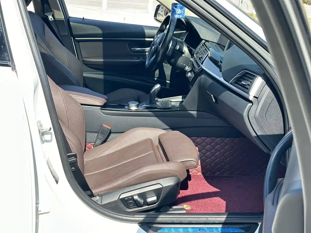 BMW 3 Series 2018 — фото 16