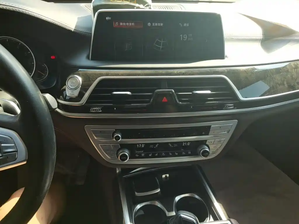 BMW 7 Series 2017 — фото 13