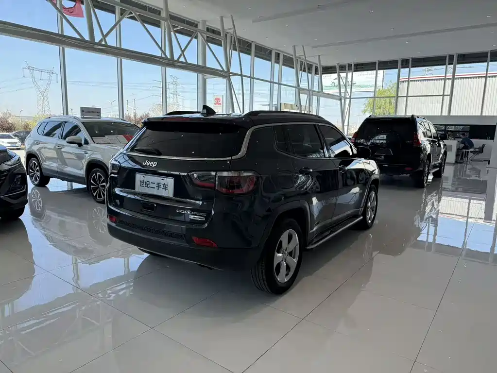 Jeep Compass 2018 — фото 15
