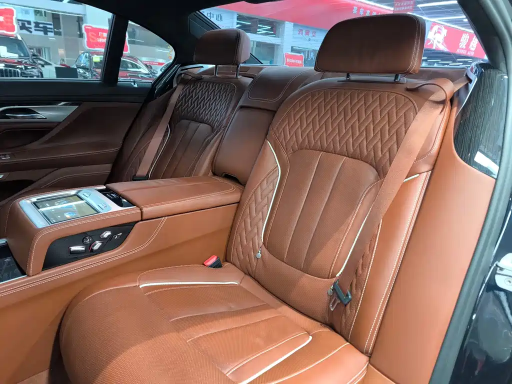 BMW 7 Series 2018 — фото 17