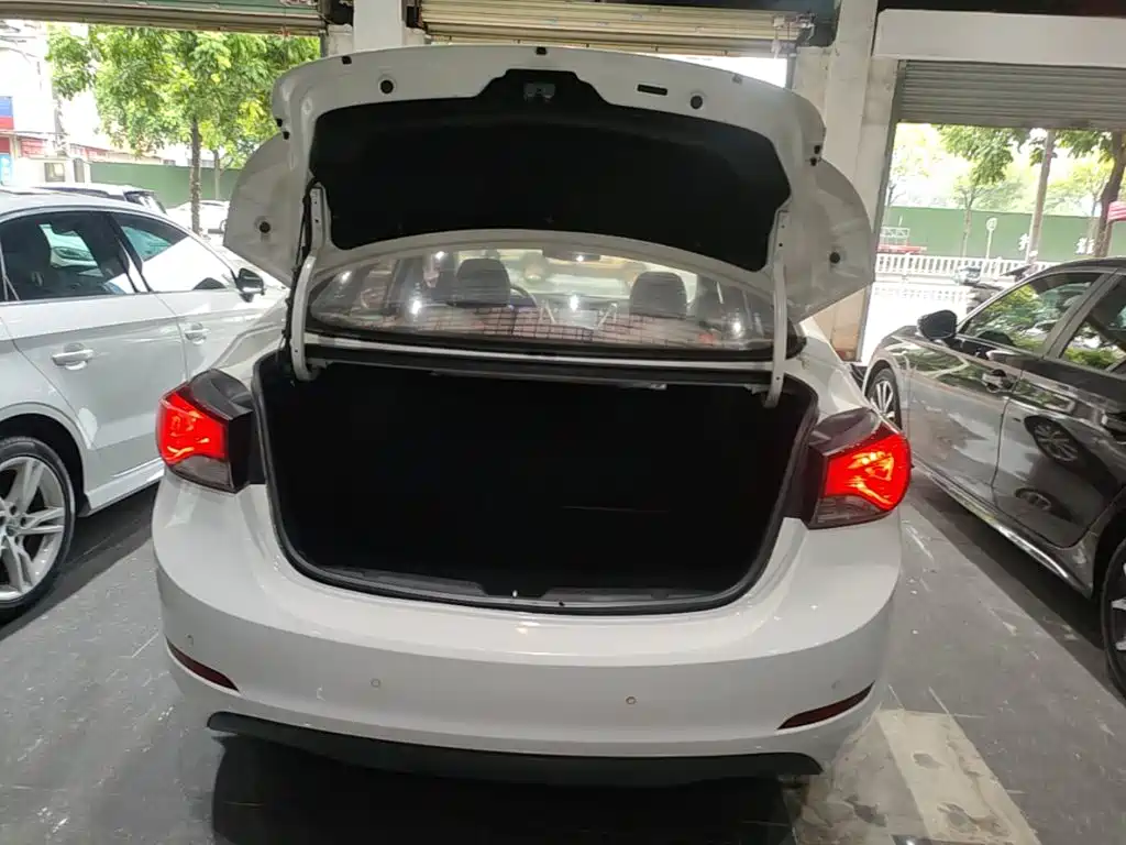 Hyundai Elantra 2017 — фото 19