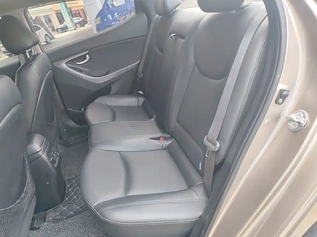 Hyundai Elantra 2015 — фото 17