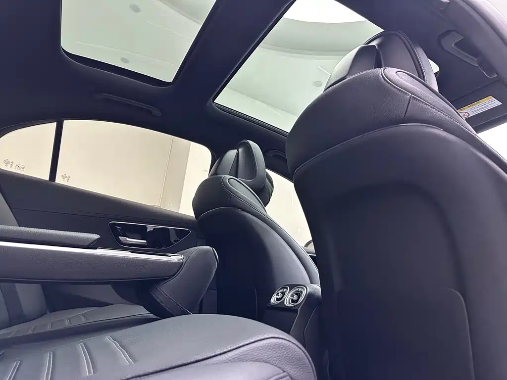 Mercedes-Benz C-Class 2024 — фото 15