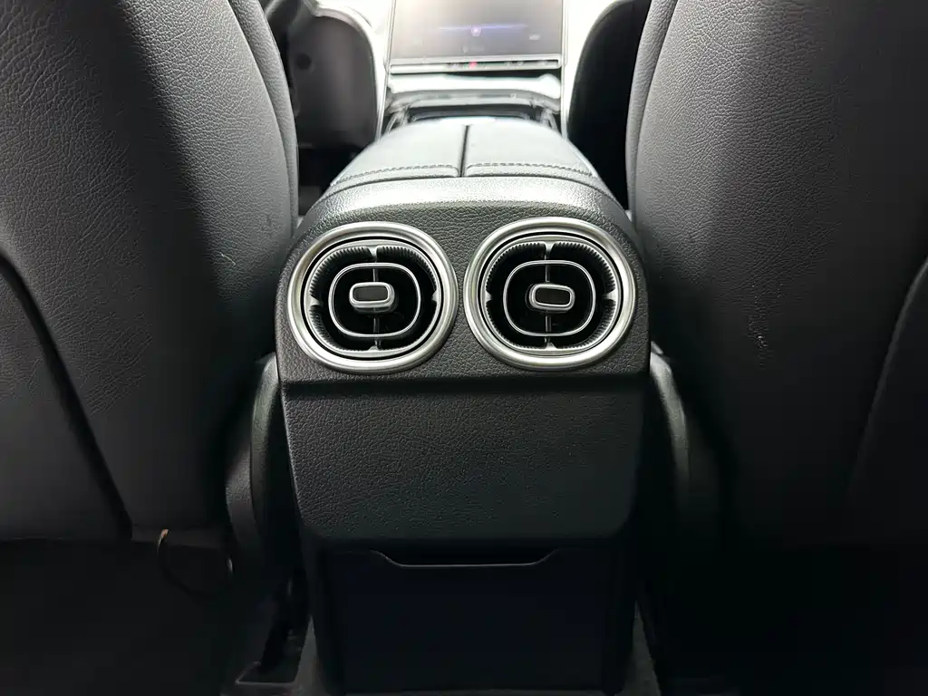 Mercedes-Benz C-Class 2024 — фото 18