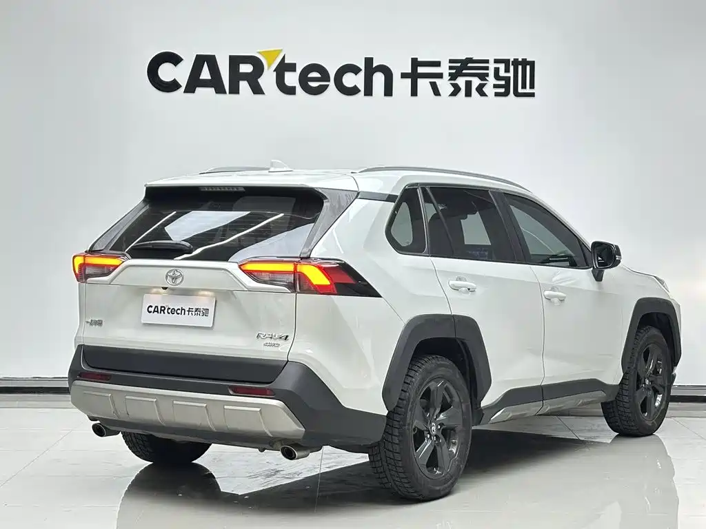 Toyota RAV4 2022 — фото 3