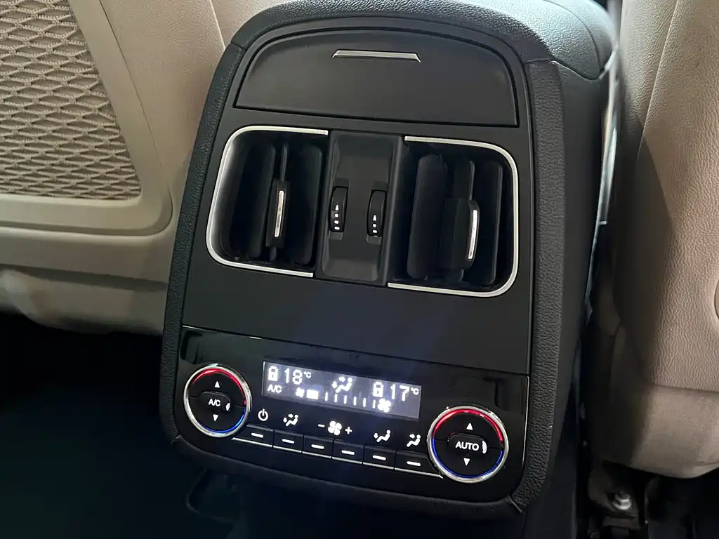 Maserati Levante 2018 — фото 19