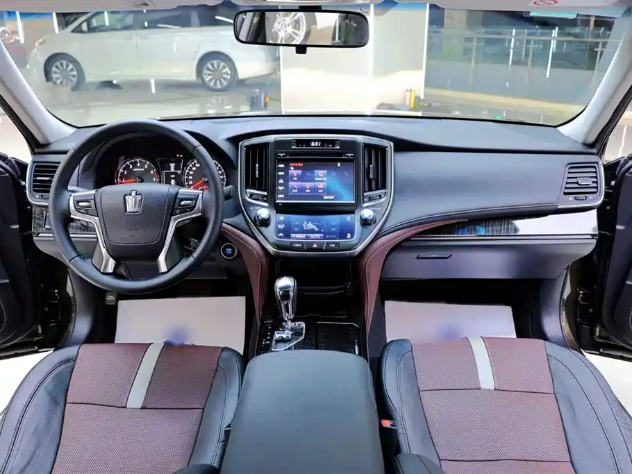 Toyota Crown 2017 — фото 14