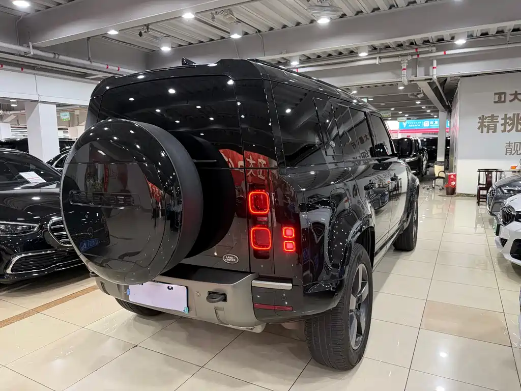 Land Rover Defender 2023 — фото 16